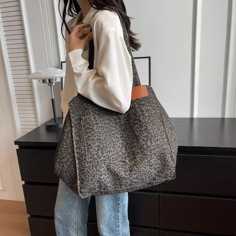 Oversized rummelig skuldertaske i kanvas med leopardmønster