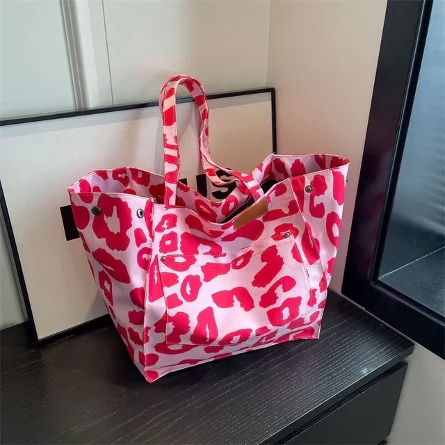 Oversized rummelig skuldertaske i kanvas med leopardmønster