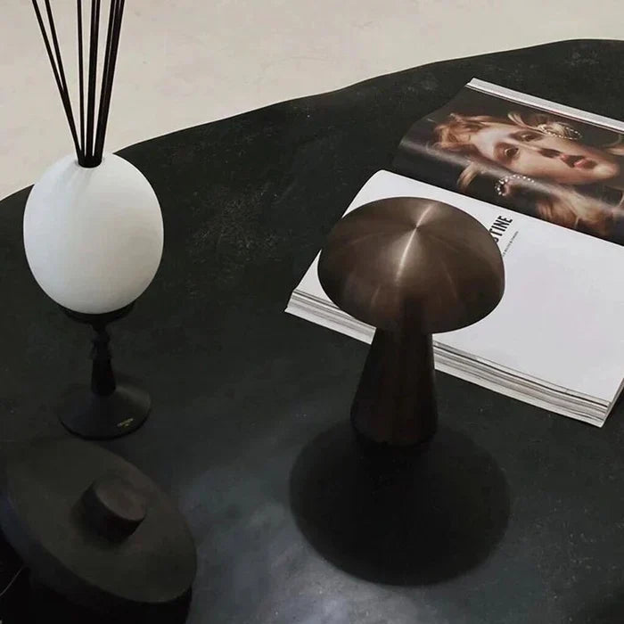 Dæmpbar ledningsfri bordlampe i jern og akryl med svampeform