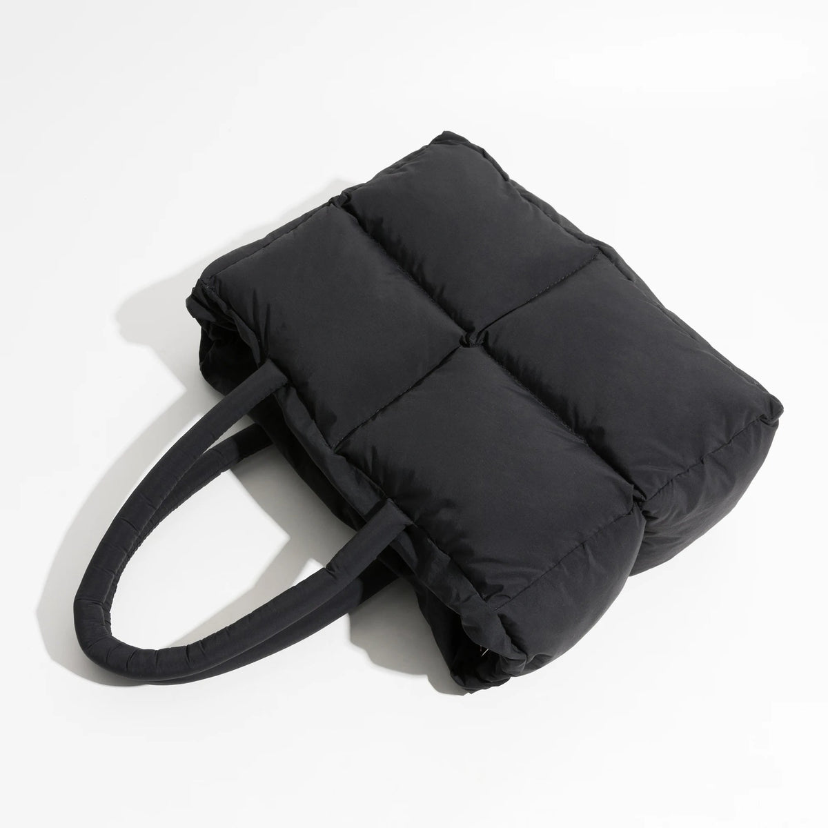 Vatteret, pufferdesignet skuldertaske i nylon med rummeligt laptoprum