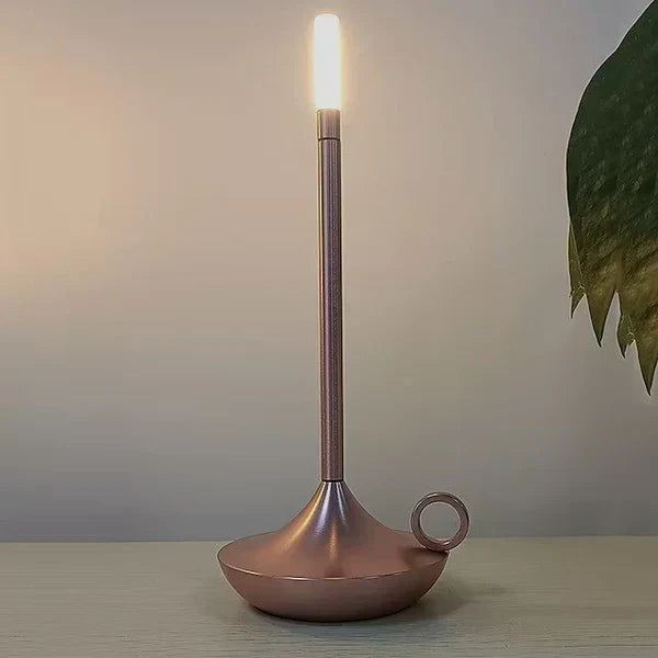 Elegant genopladelig dæmpbar bordlampe i aluminium formet som et stearinlys