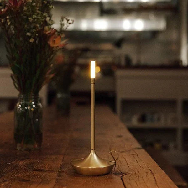 Elegant genopladelig dæmpbar bordlampe i aluminium formet som et stearinlys