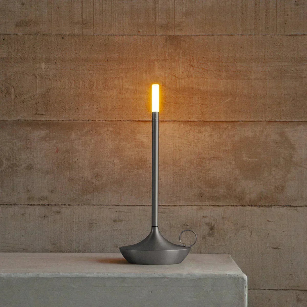 Elegant genopladelig dæmpbar bordlampe i aluminium formet som et stearinlys