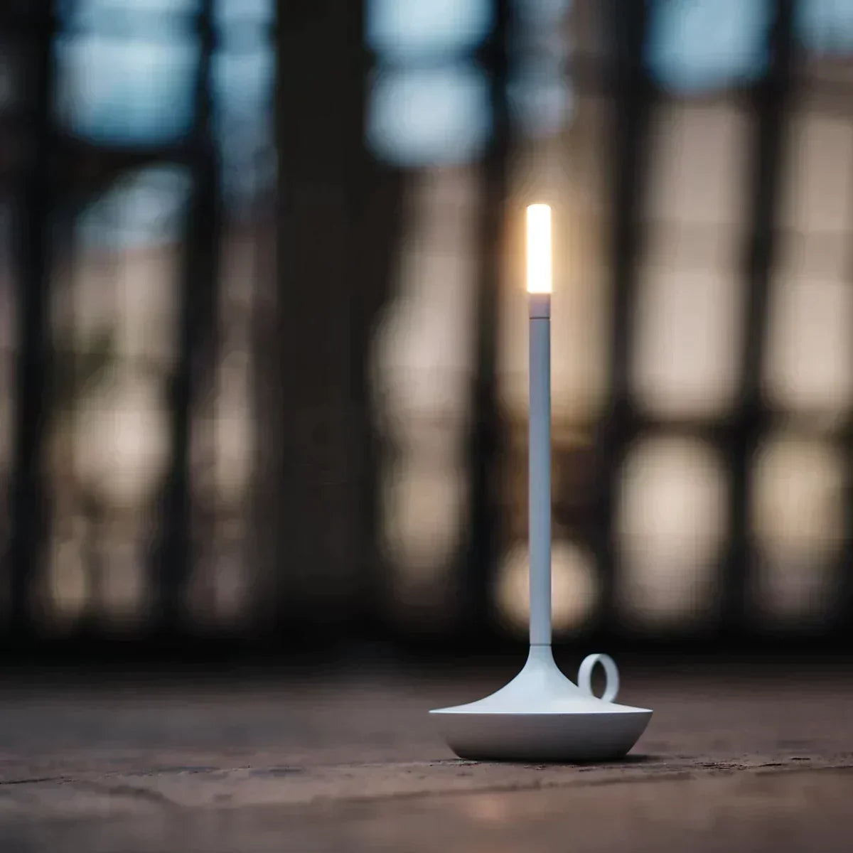 Elegant genopladelig dæmpbar bordlampe i aluminium formet som et stearinlys