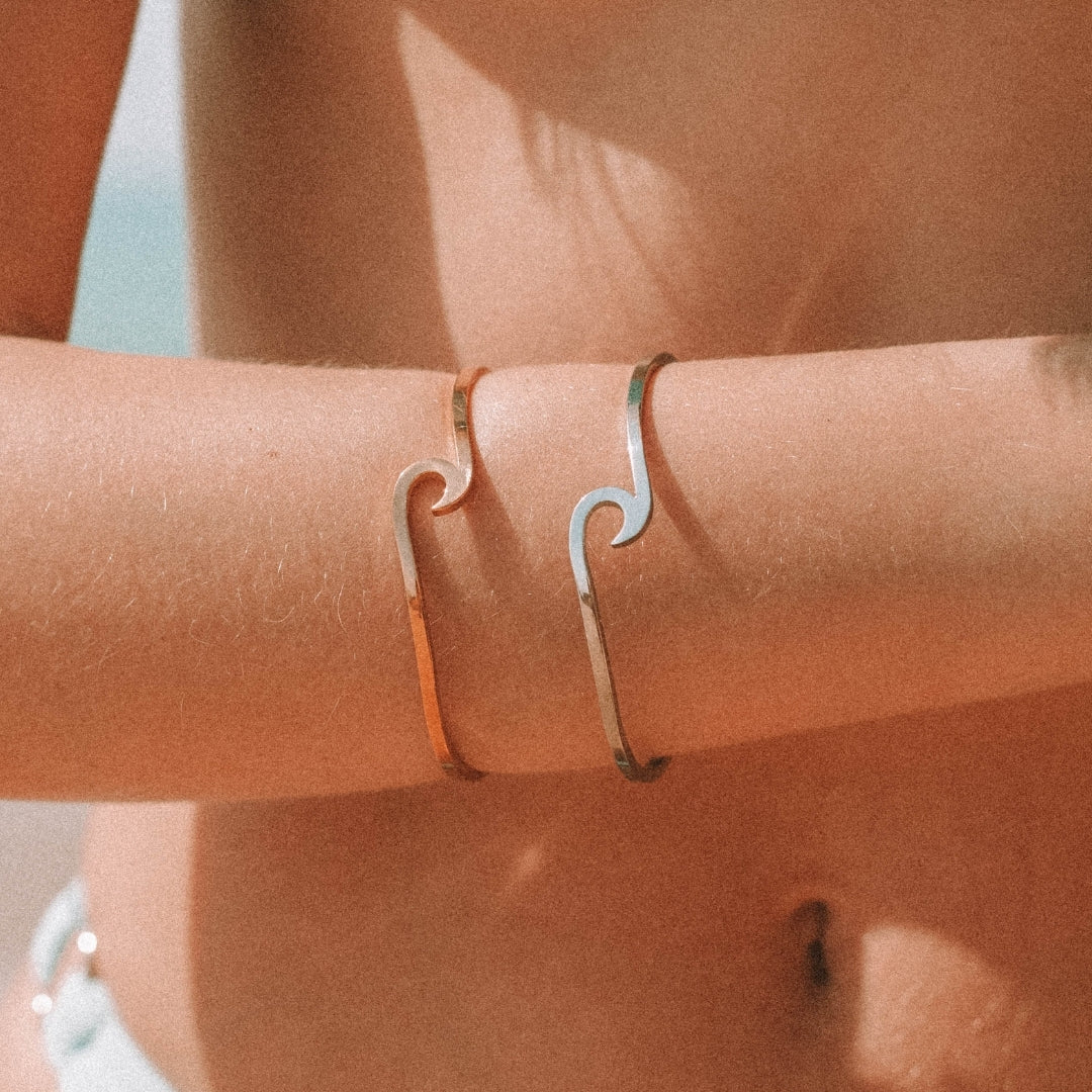 Justerbart armbånd til kvinder i blankt metal med bølgende bølgemønster