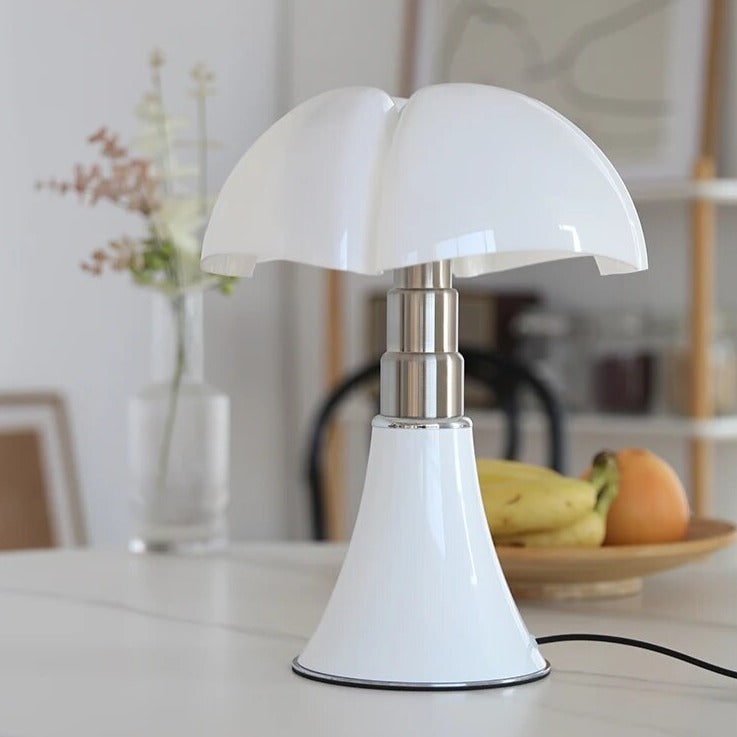 Von Blumen inspirierte dimmbare Stahltischlampe mit Touch-Steuerung