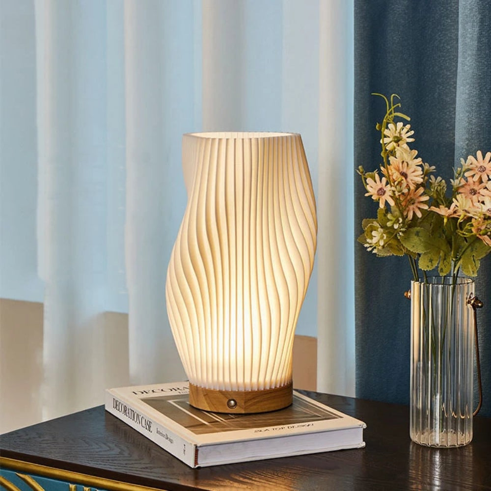 Skulpturaler Wellenschirm mit Holzbasis, dimmbare Tischlampe