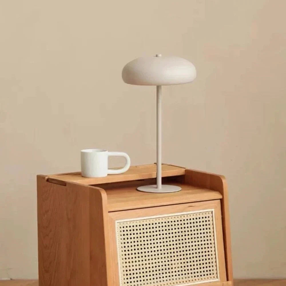 Bærbar genopladelig bordlampe med retroafrundet silhuet og touchbetjening