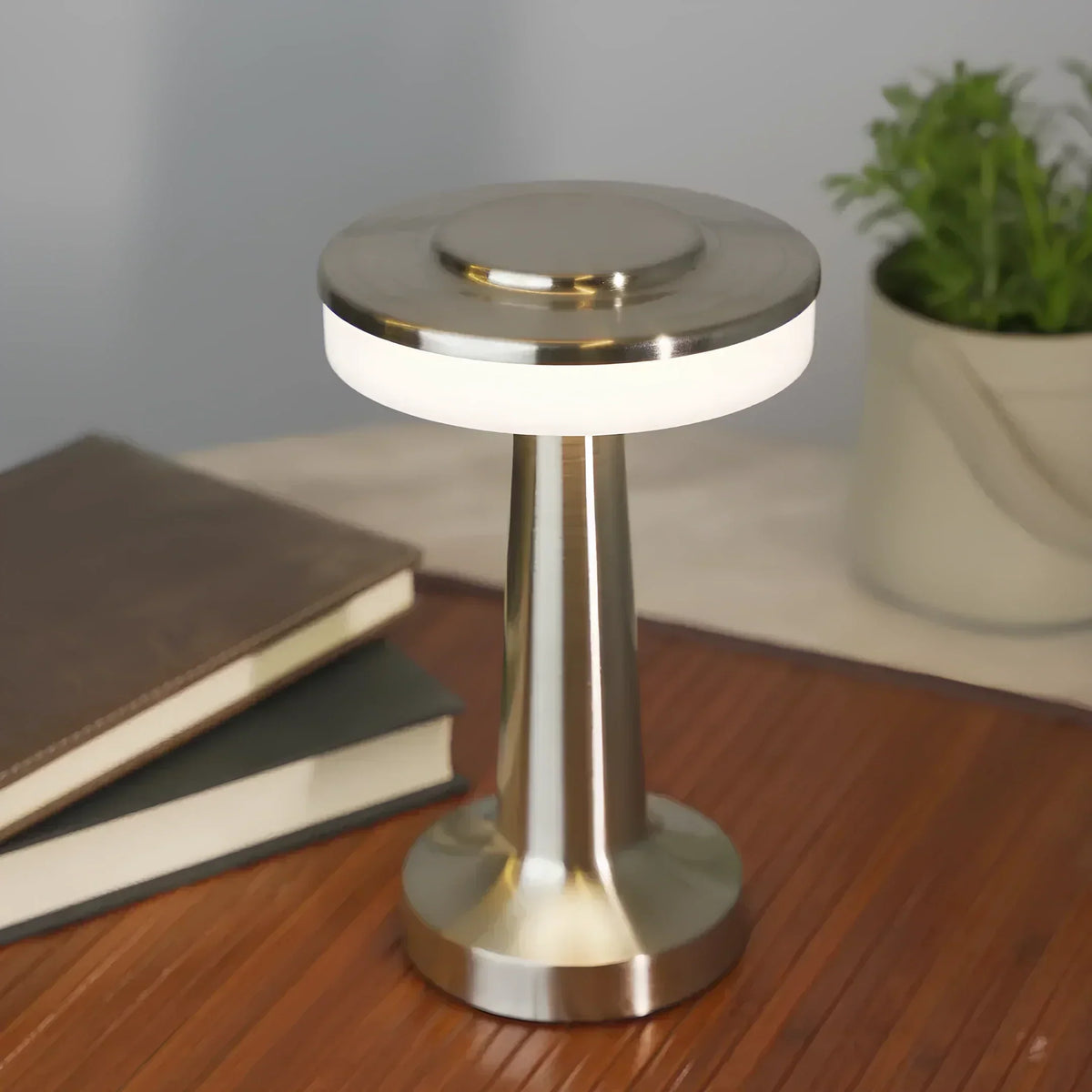 Kabellose aufladbare dimmbare Vintage-Tischlampe aus Metall mit stimmungsvollem Leuchten