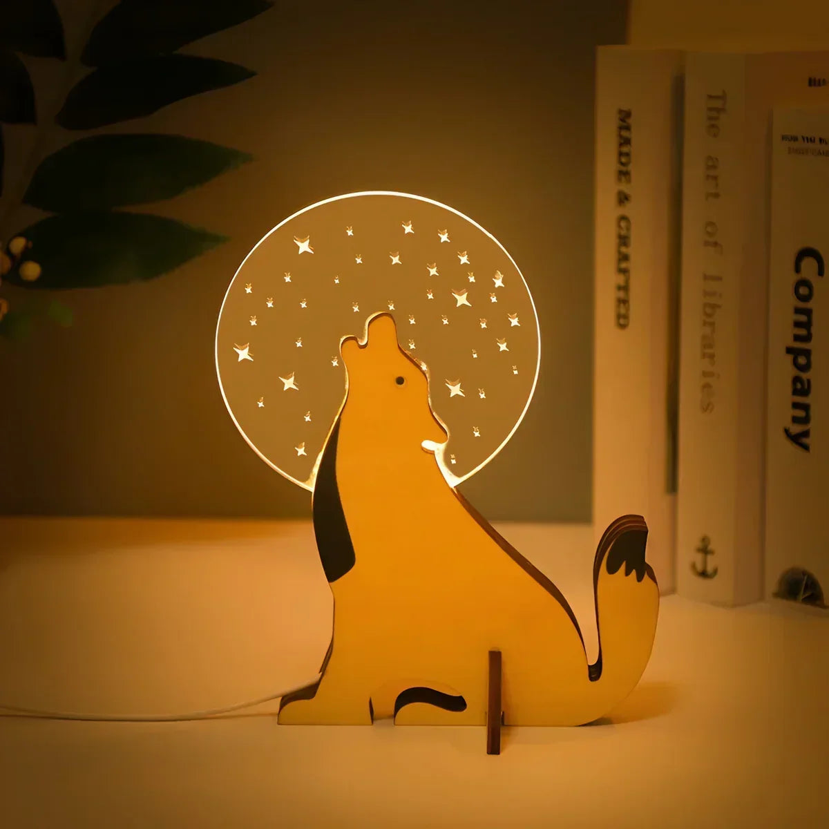 Natbordslampe med silhuet af vilde dyr, akryl, træ og touchbetjening