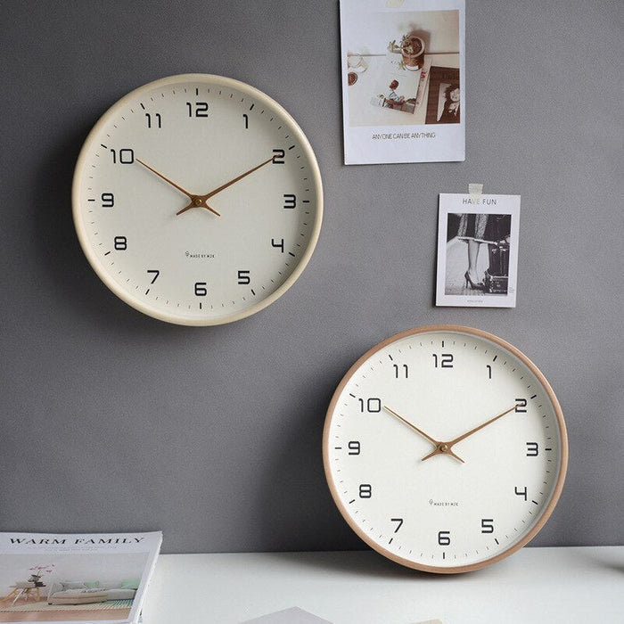 Nordische quadratische leise Wanduhr aus Massivholz