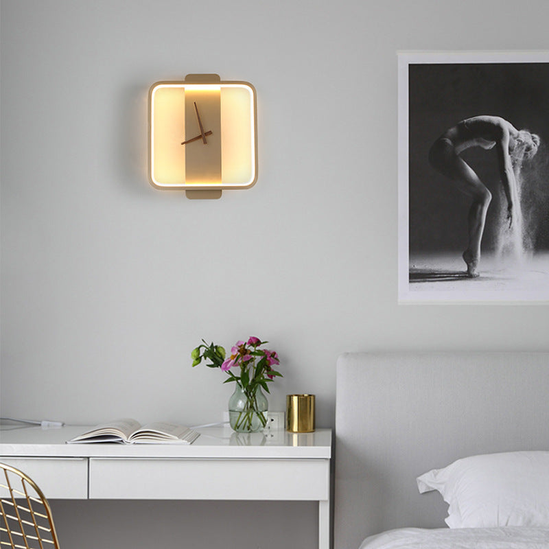 Nordisch-minimalistische Acryluhr mit Wandleuchte für den Nachttisch