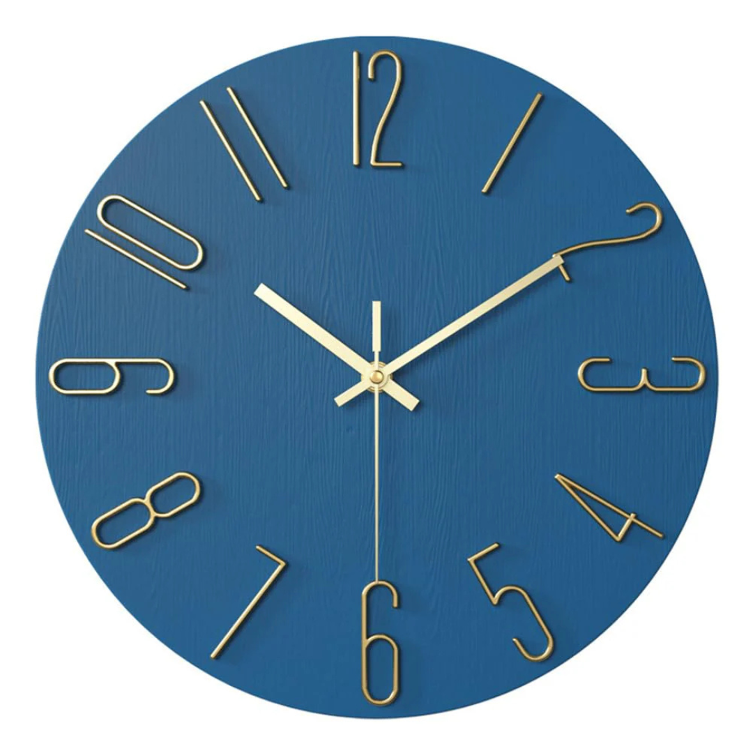 Minimalistische skandinavische geräuschlose Quarzwanduhr mit goldfarbenem Akzent