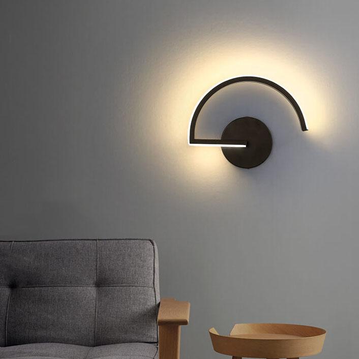 Minimalistische Halo-Wandleuchte mit geschwungener Bogen-Silhouette und Leuchteffekt
