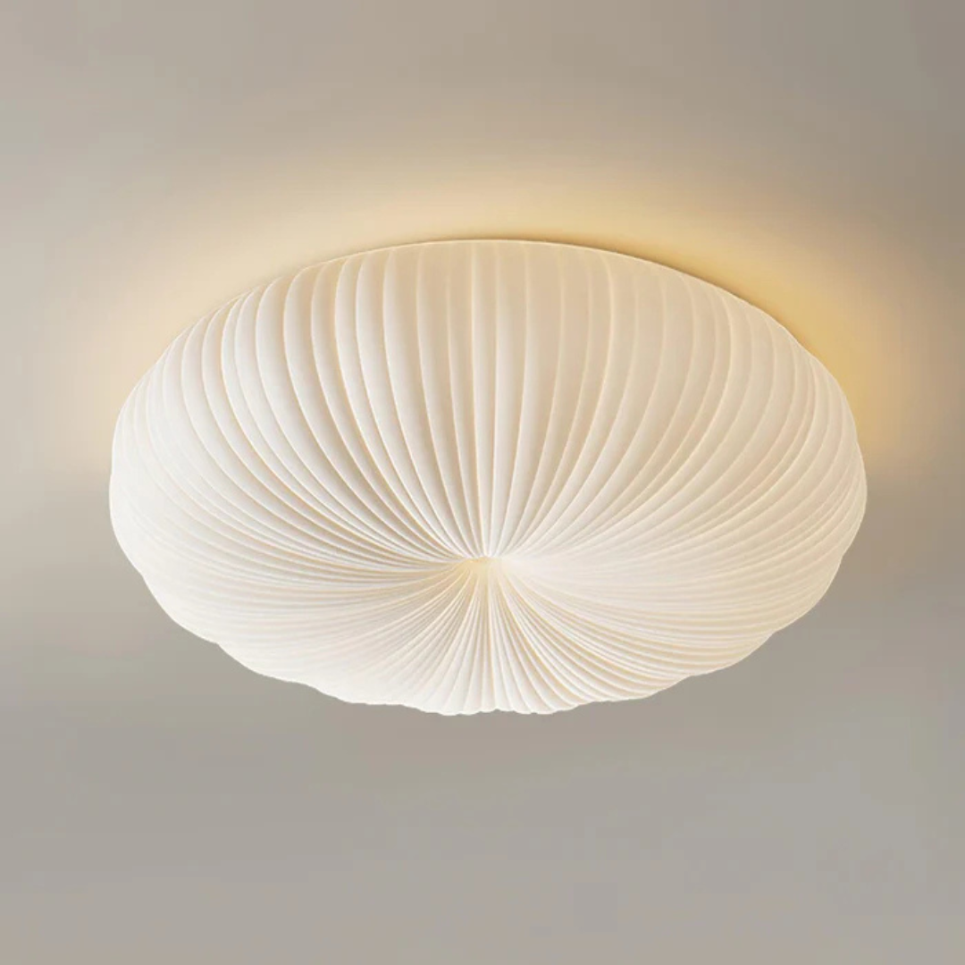 Skulpturel loftlampe til planmontering i plisseret akryl