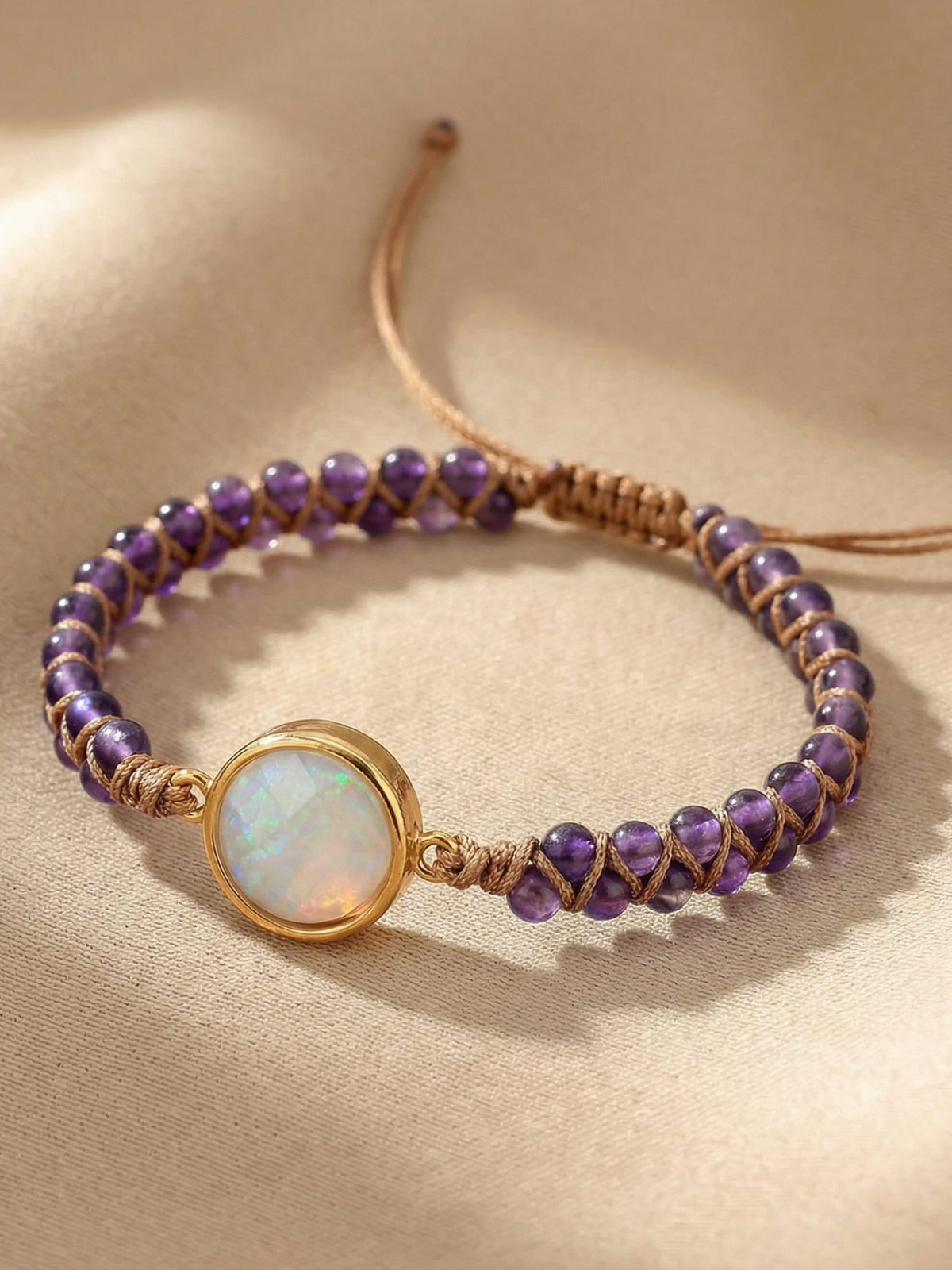 Håndlavet boho-yogaarmbånd med ametyst-, opal- og perler
