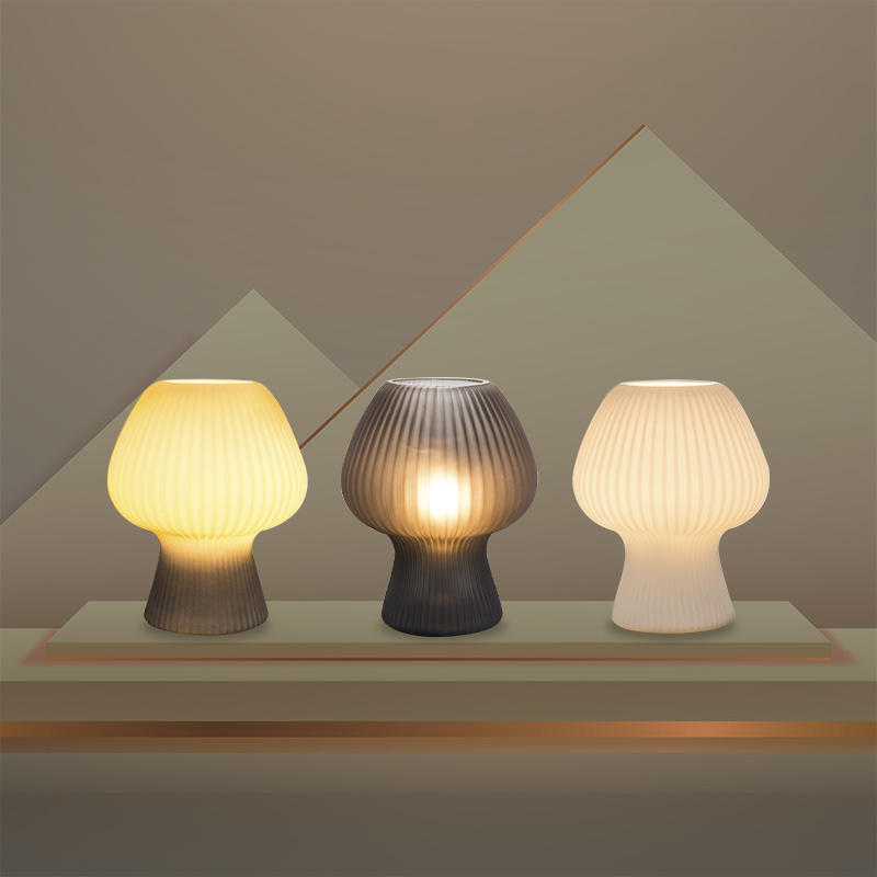 Vintage bordlampe i rillet glas med svampeform til sengebordet