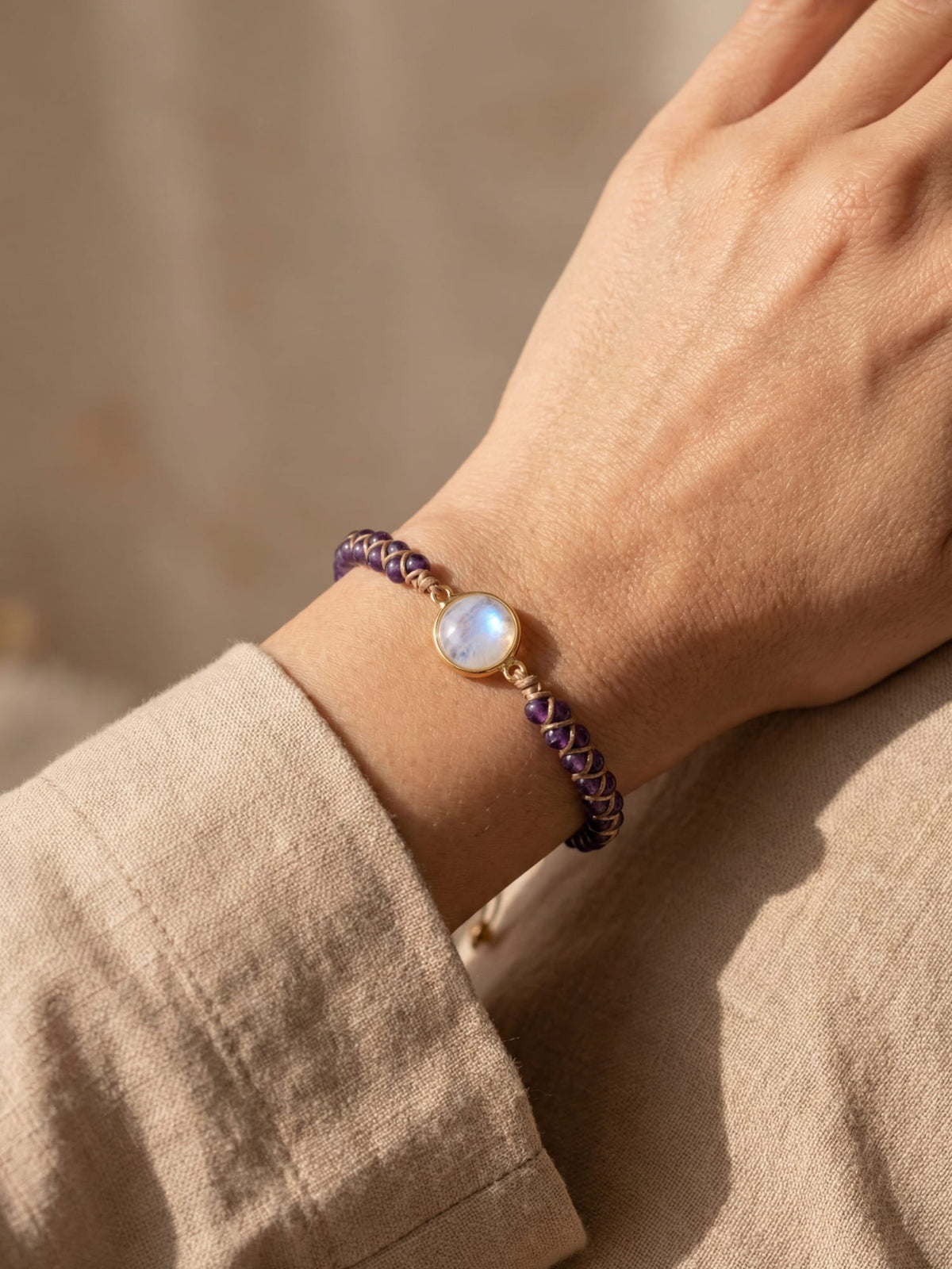 Håndlavet boho-yogaarmbånd med ametyst-, opal- og perler