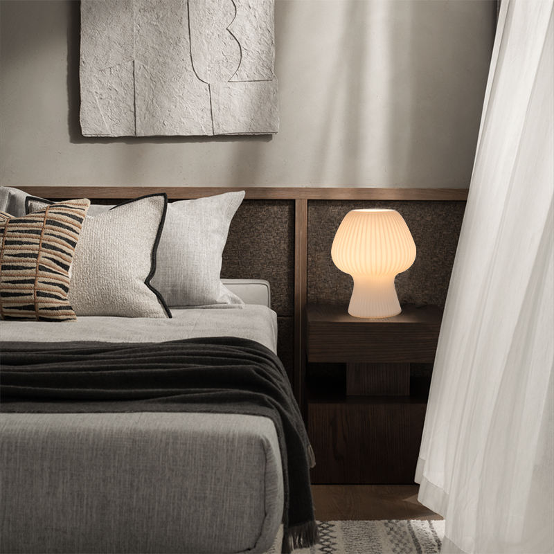 Vintage bordlampe i rillet glas med svampeform til sengebordet