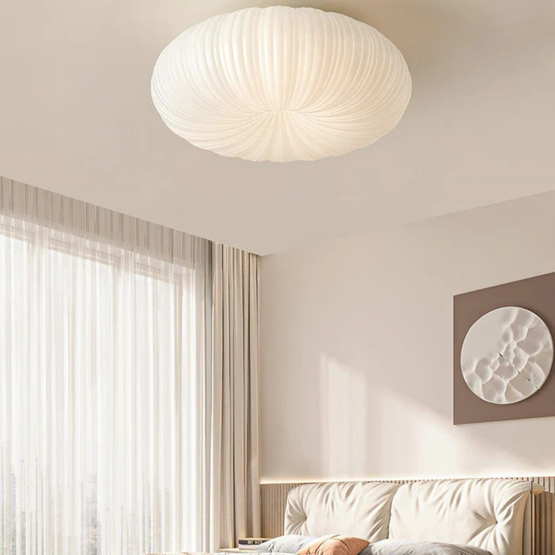 Skulpturel loftlampe til planmontering i plisseret akryl