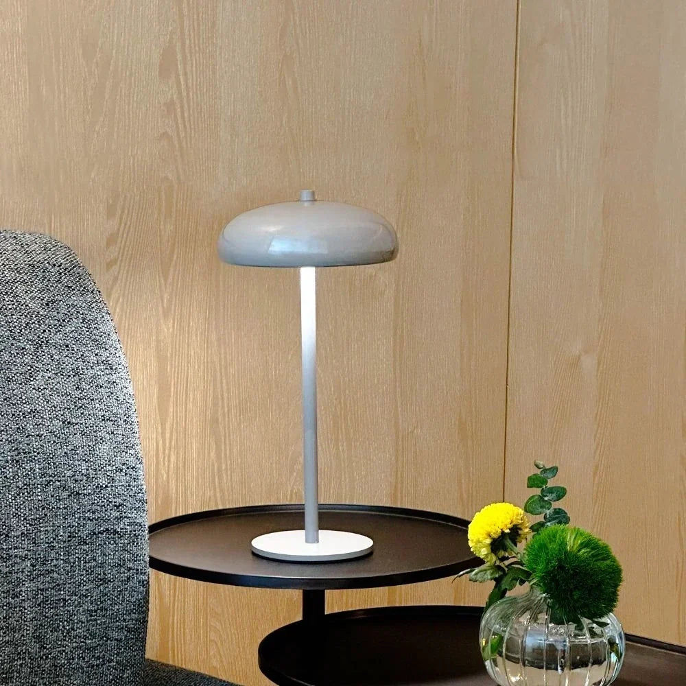 Bærbar genopladelig bordlampe med retroafrundet silhuet og touchbetjening