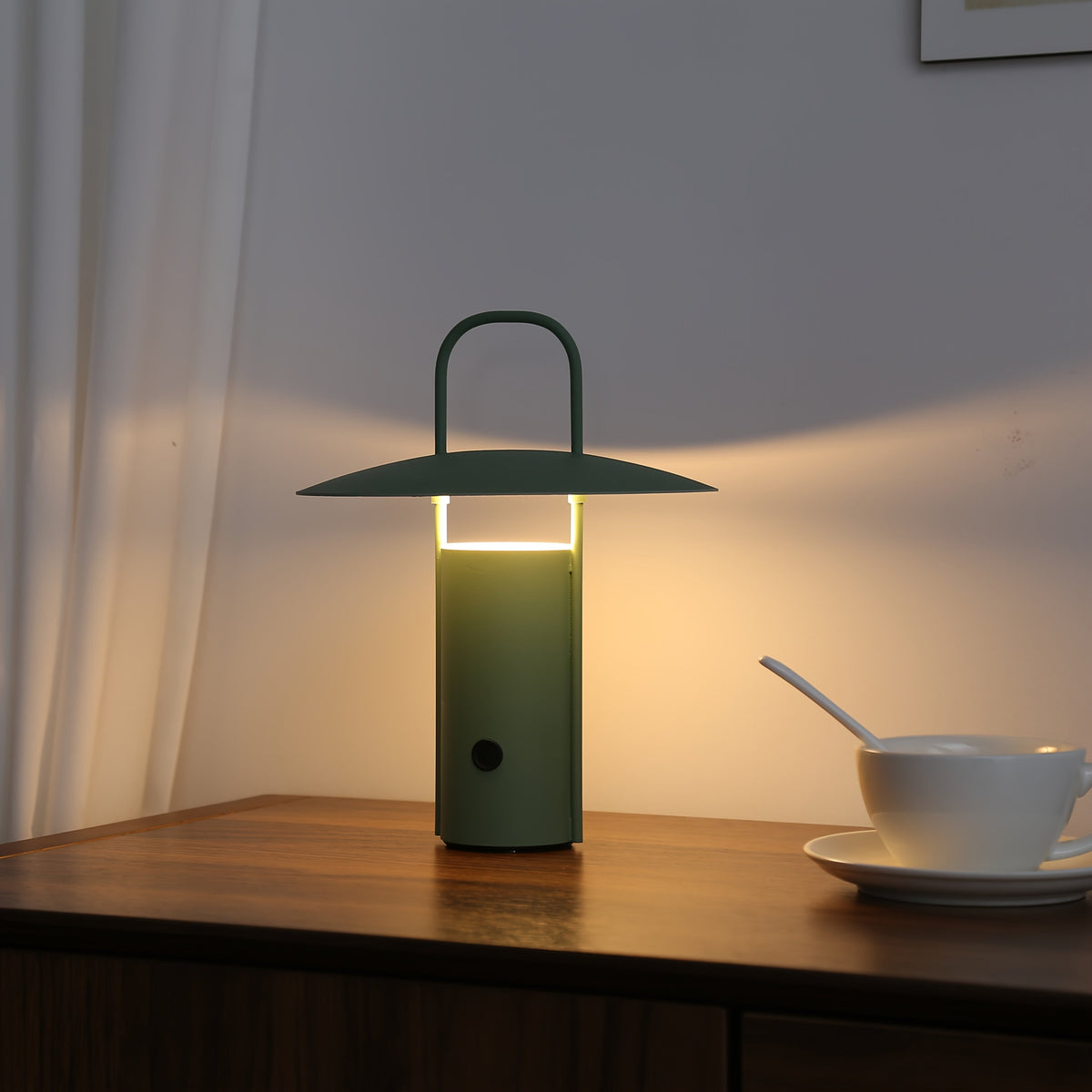 Minimalistische wiederaufladbare Tischlampe in Kuppelform aus Metall mit Touch-Steuerung