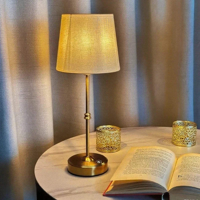 Wiederaufladbare dimmbare kabellose Tischlampe mit gebürstetem Metallfuß und Stoffschirm