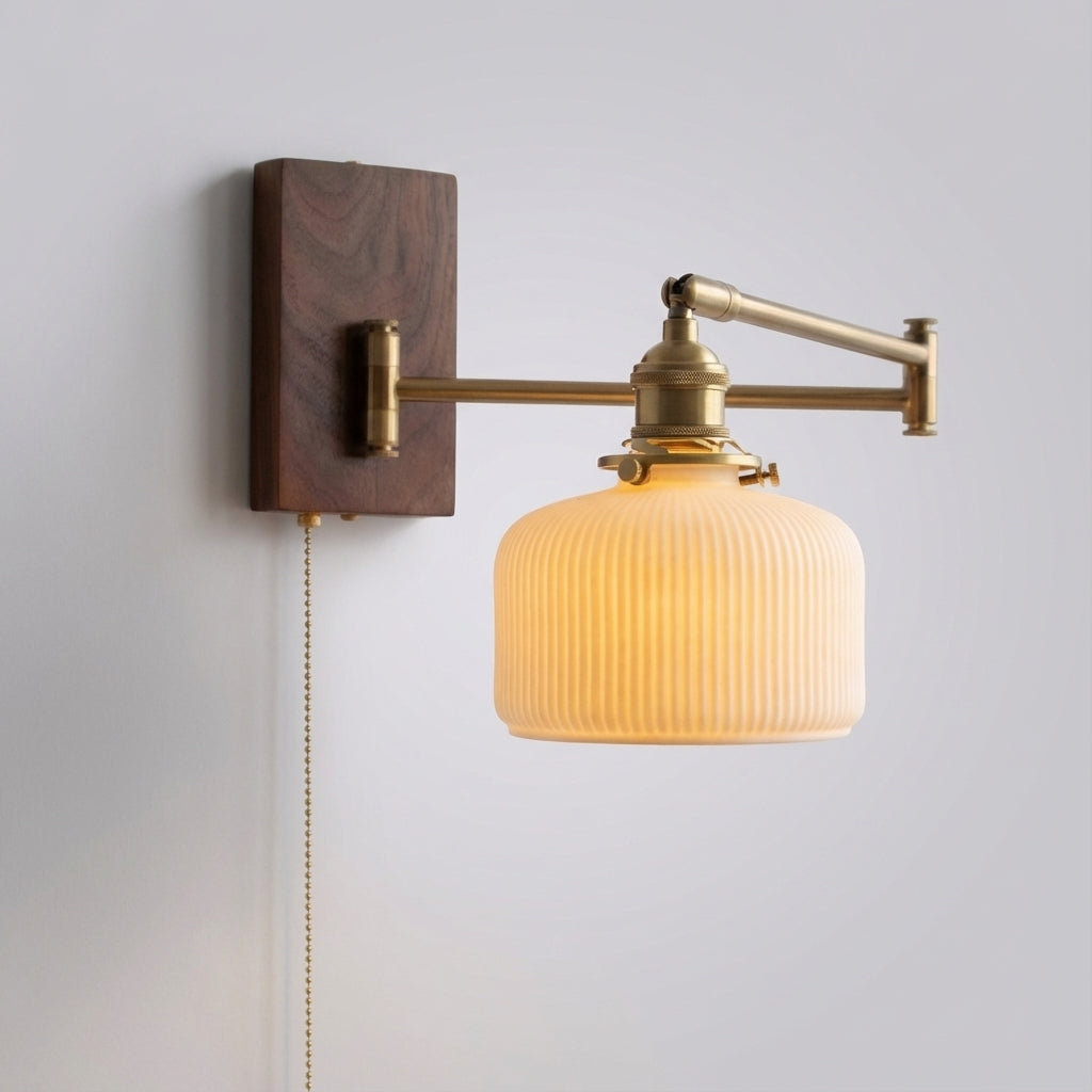 Wandleuchte mit Holzoptik, Messingfinish, ausziehbarem Schwenkarm und Kugelschirm