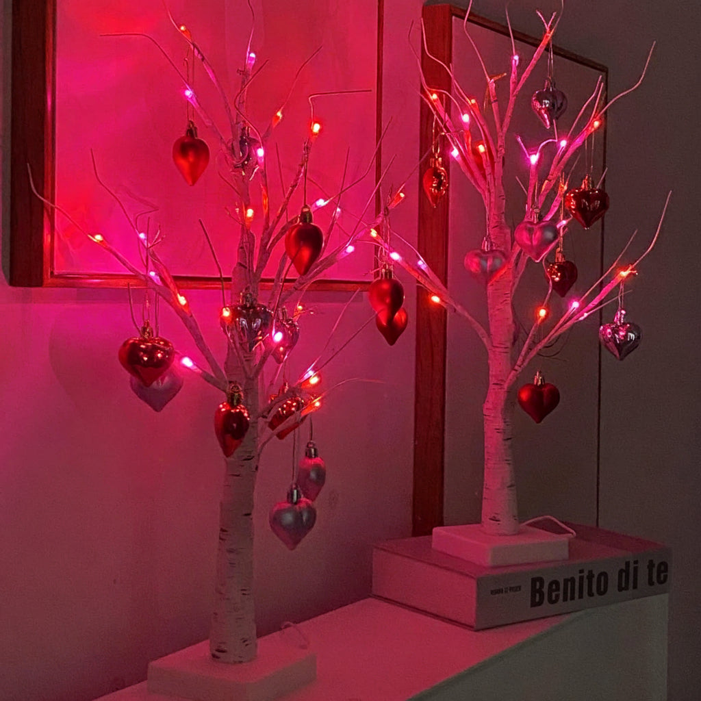 Romantisk bordlampe med birketræ i forgrening og hjertepynt