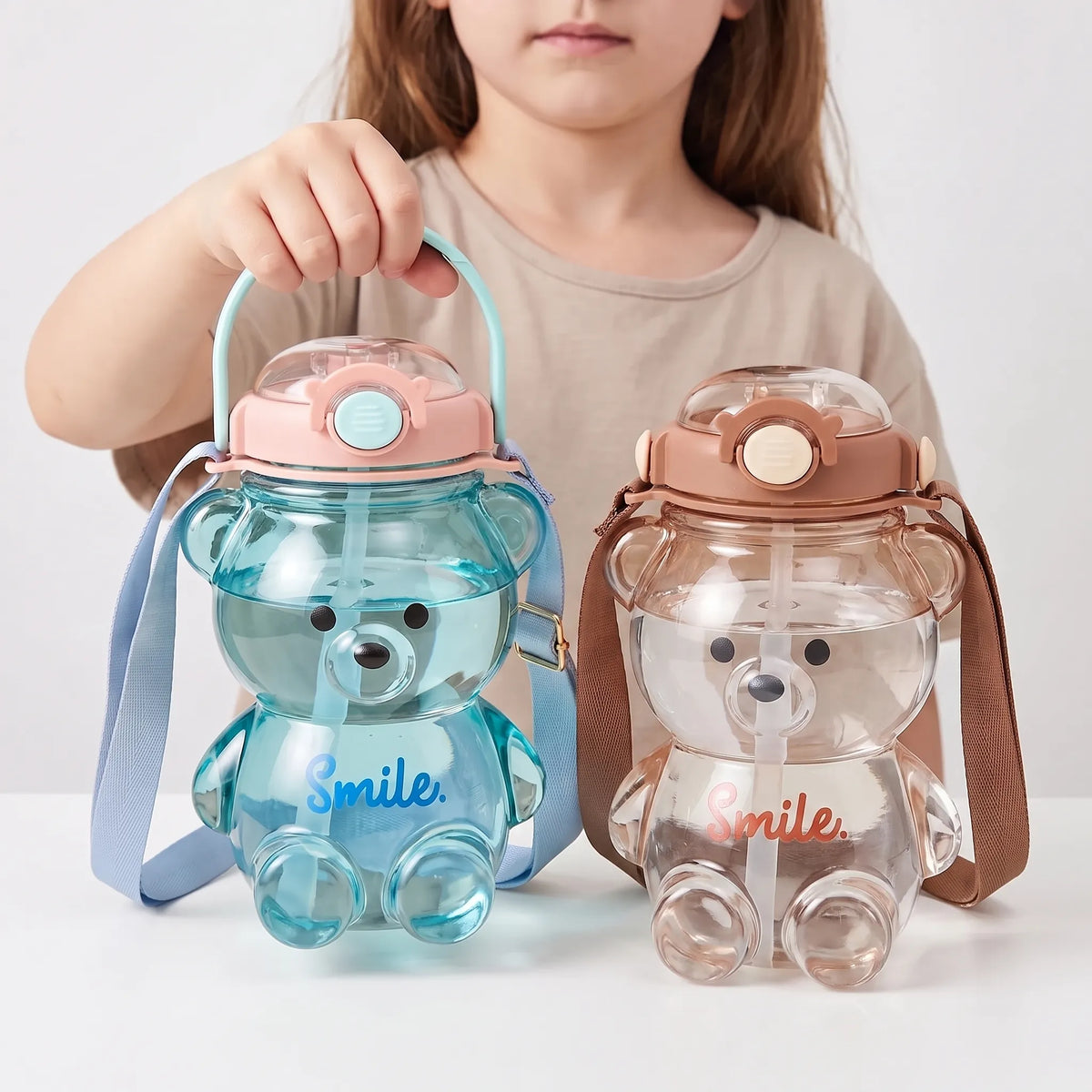 Verspielte transparente Kinder-Trinkflasche in Bärenform mit Tragegurt