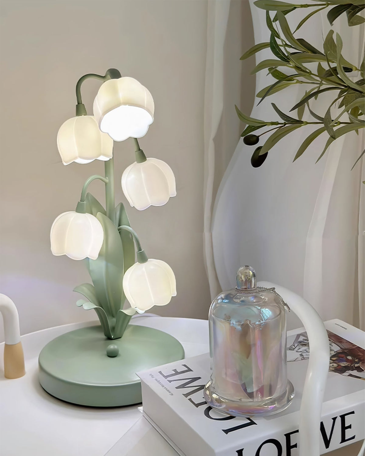 Tischlampe in Tulpenform mit Orchideenblüte