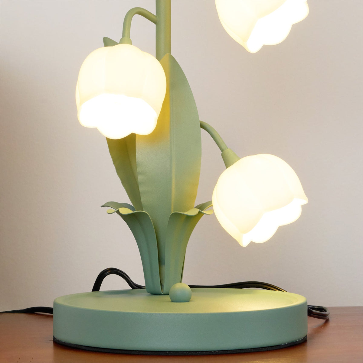 Tischlampe in Tulpenform mit Orchideenblüte