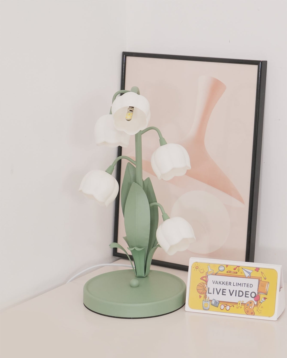 Tischlampe in Tulpenform mit Orchideenblüte