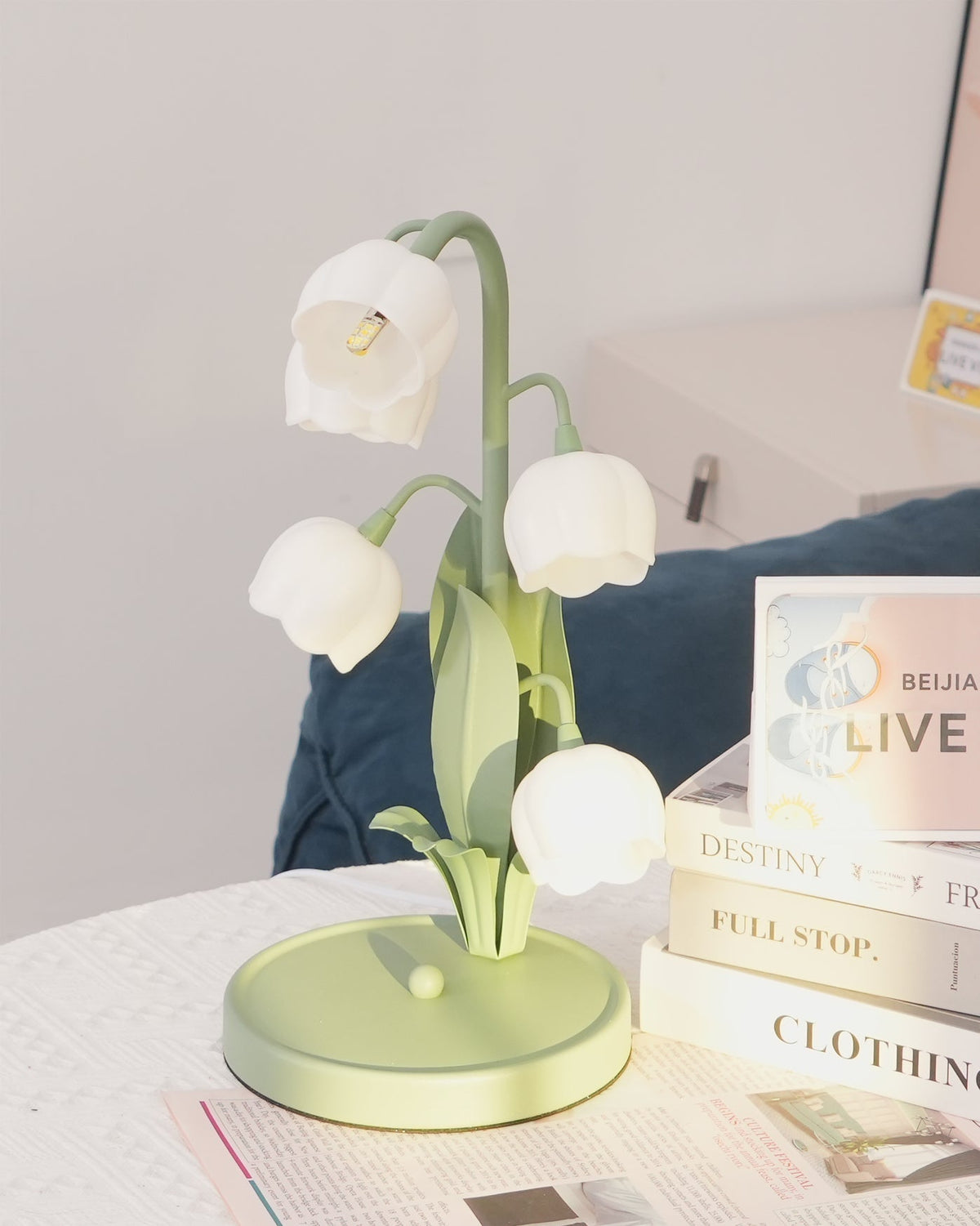 Tischlampe in Tulpenform mit Orchideenblüte