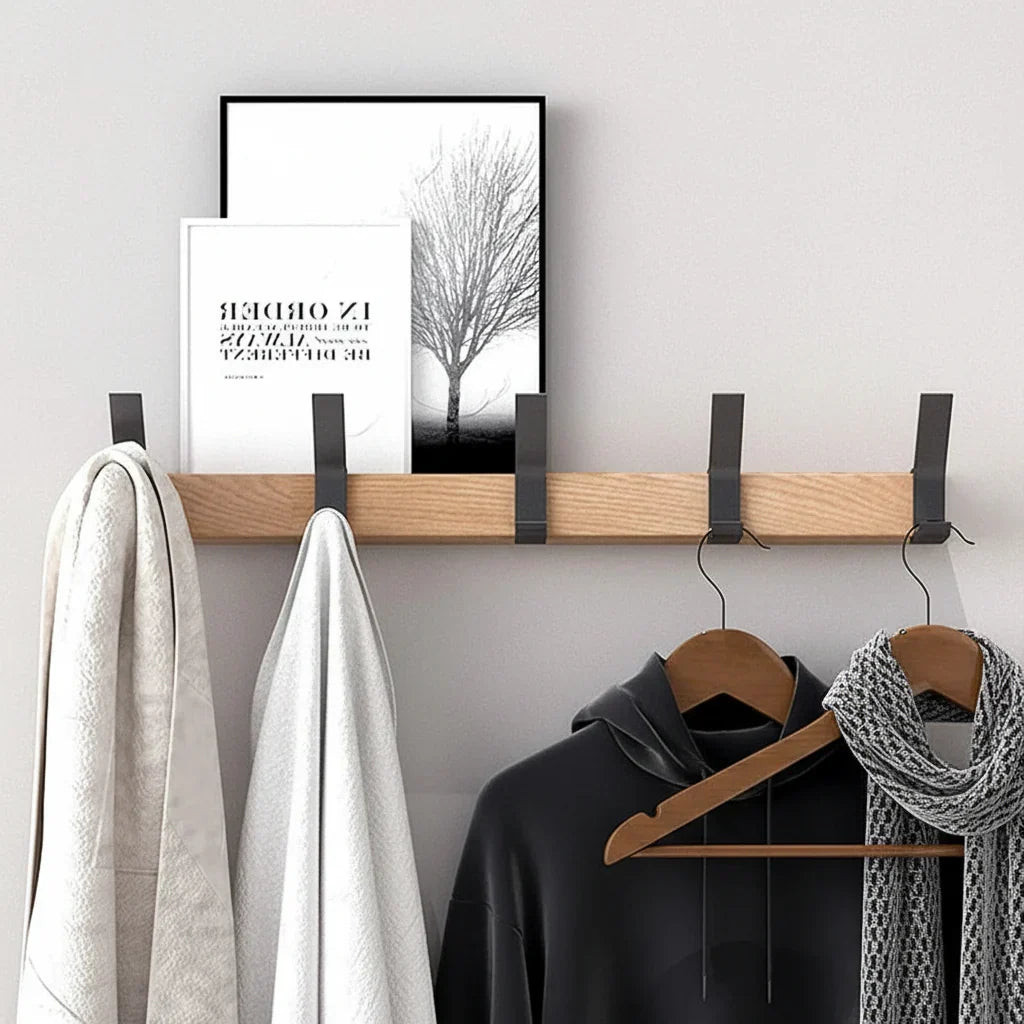 Skandinavische Wandgarderobe aus Holz mit verstellbaren Haken