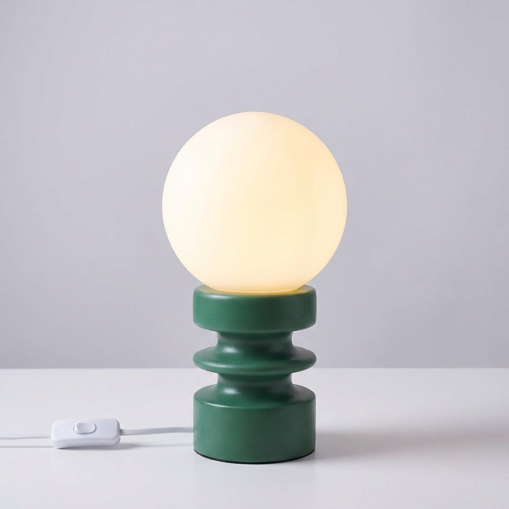 Kompakte Tischlampe im Mid-Century-Stil mit Kugelschirm aus Milchglas und Holzfuß