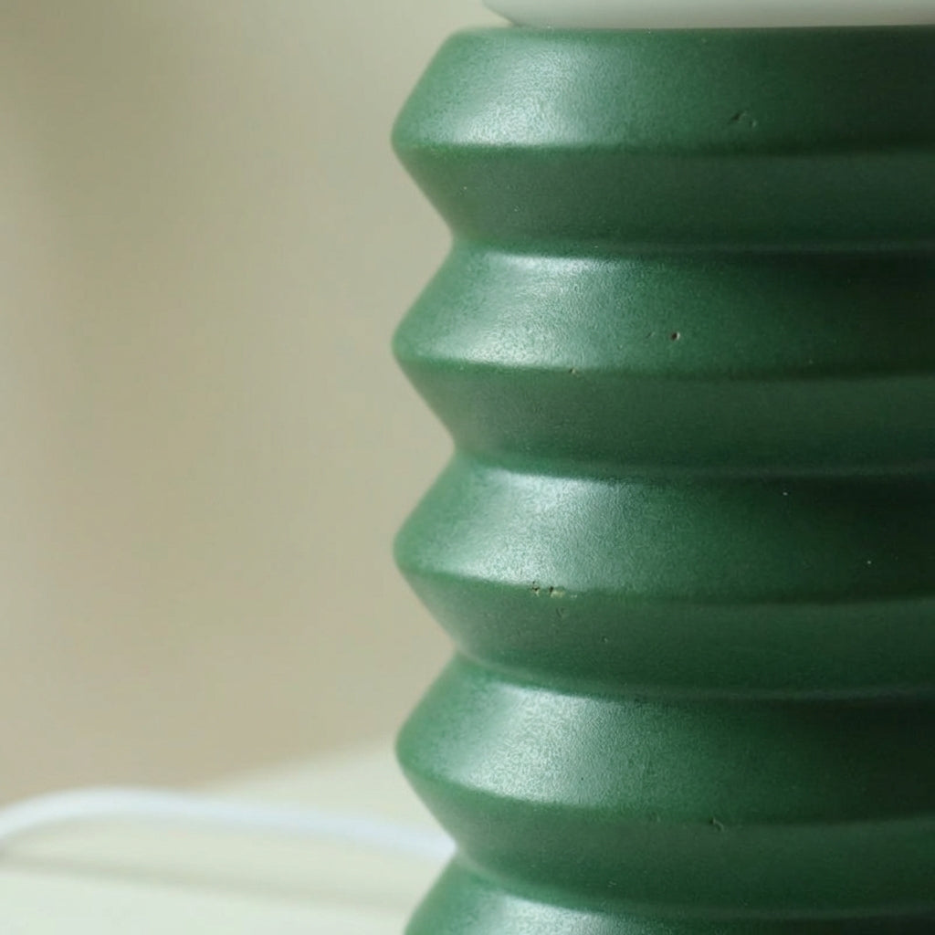 Kompakte Tischlampe im Mid-Century-Stil mit Kugelschirm aus Milchglas und Holzfuß