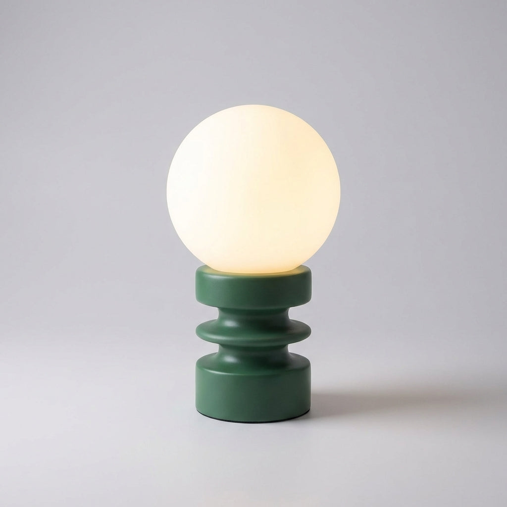 Kompakte Tischlampe im Mid-Century-Stil mit Kugelschirm aus Milchglas und Holzfuß