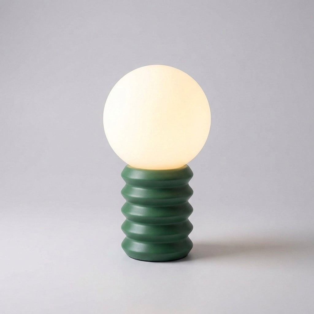 Kompakte Tischlampe im Mid-Century-Stil mit Kugelschirm aus Milchglas und Holzfuß