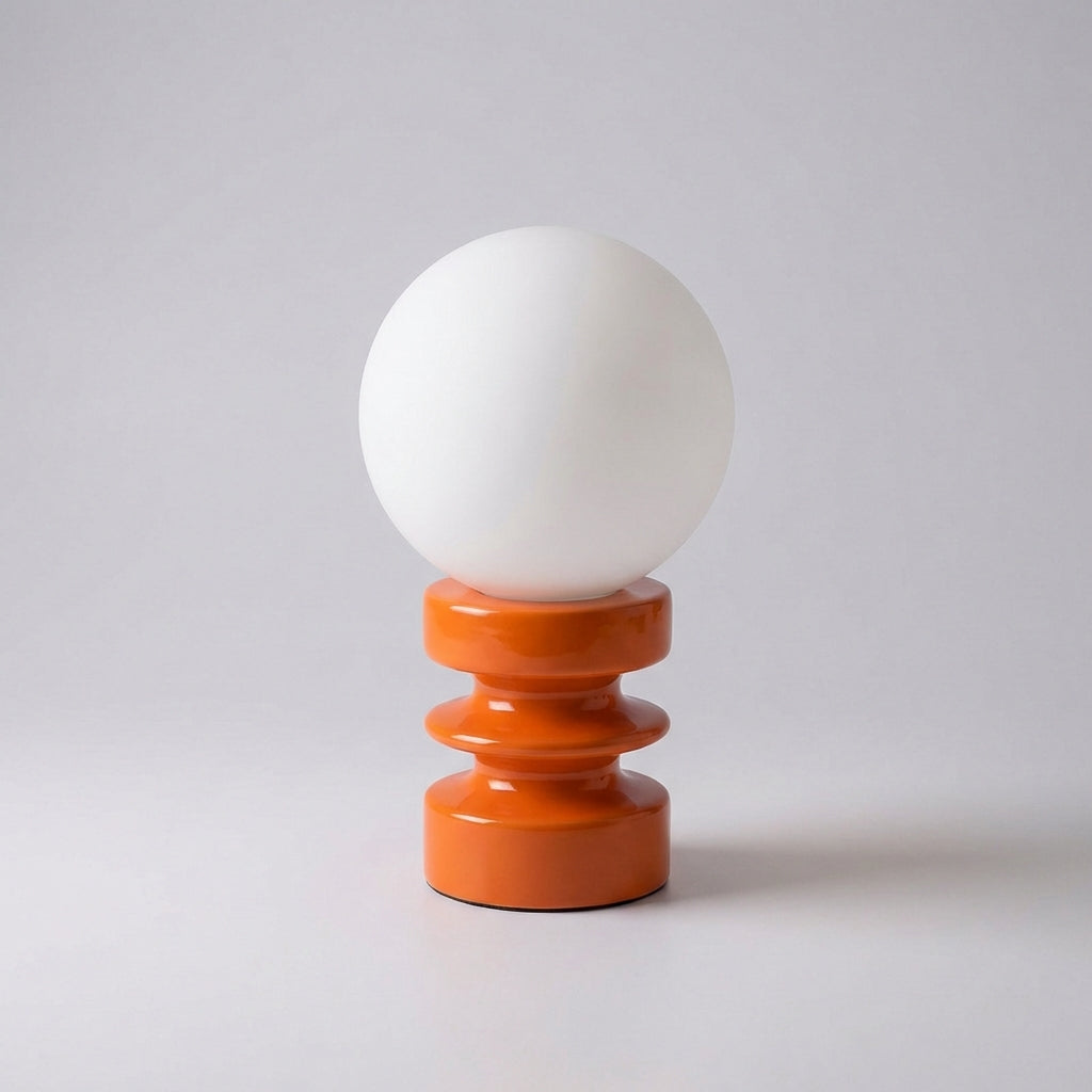 Kompakte Tischlampe im Mid-Century-Stil mit Kugelschirm aus Milchglas und Holzfuß