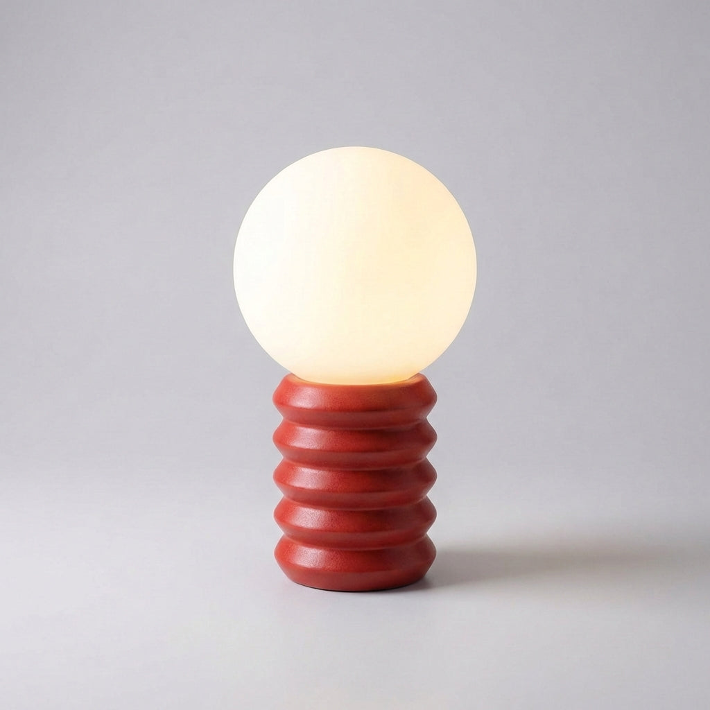 Kompakte Tischlampe im Mid-Century-Stil mit Kugelschirm aus Milchglas und Holzfuß