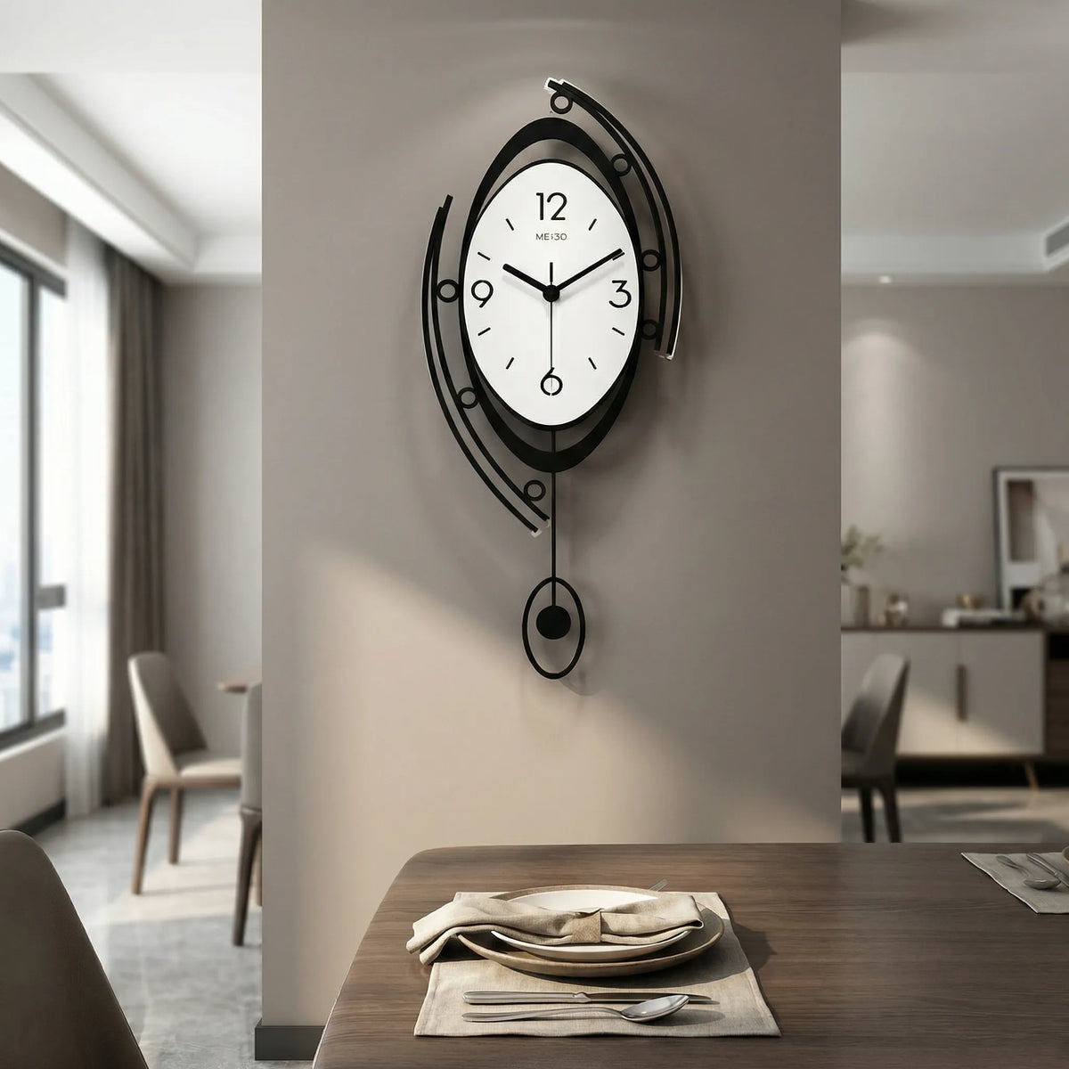 Skulpturale Wanduhr mit geschwungenem Rahmen, Pendel und geräuschlosem Uhrwerk