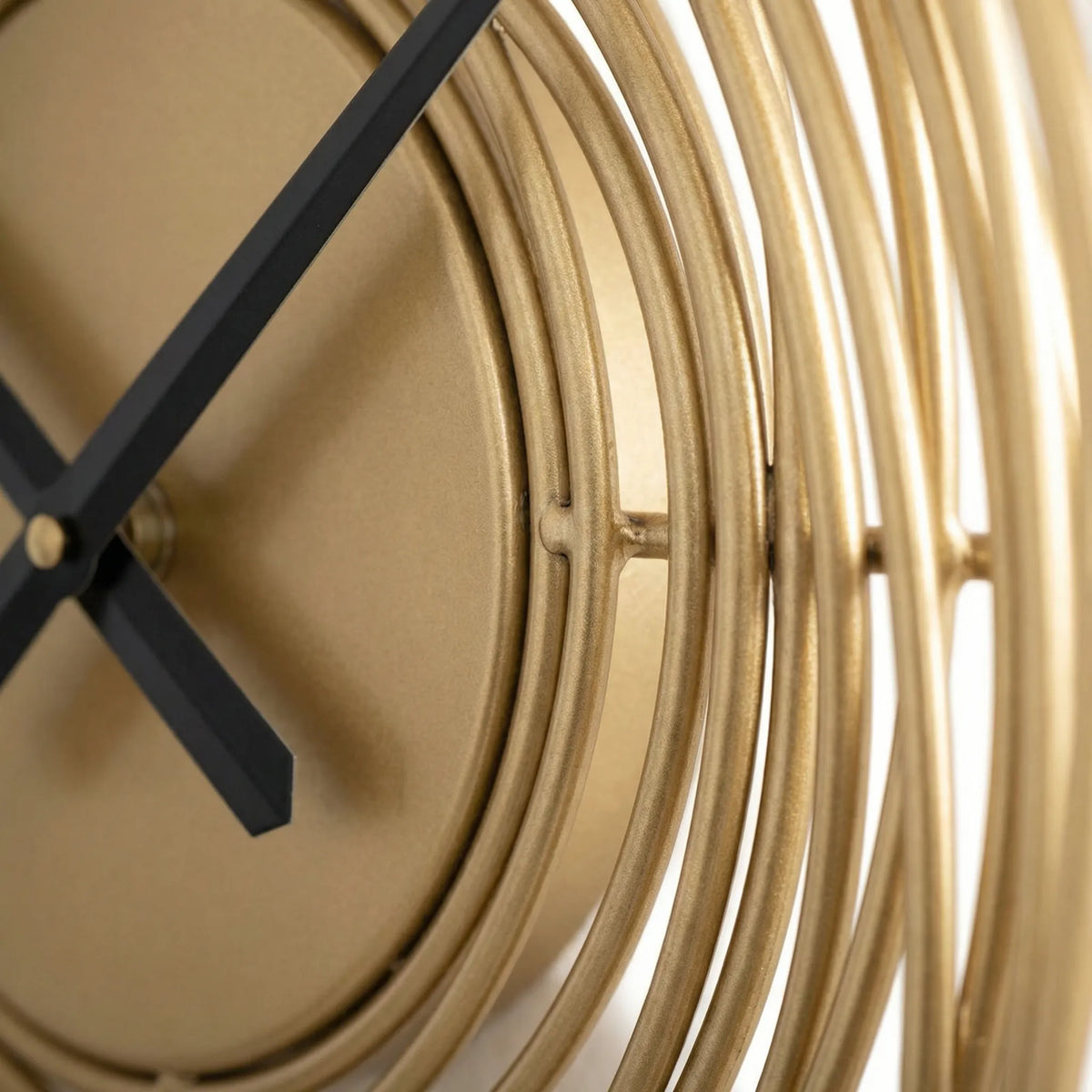 Skulpturale metallische runde Wanduhr mit konzentrischer Spirale und offenem Rahmen