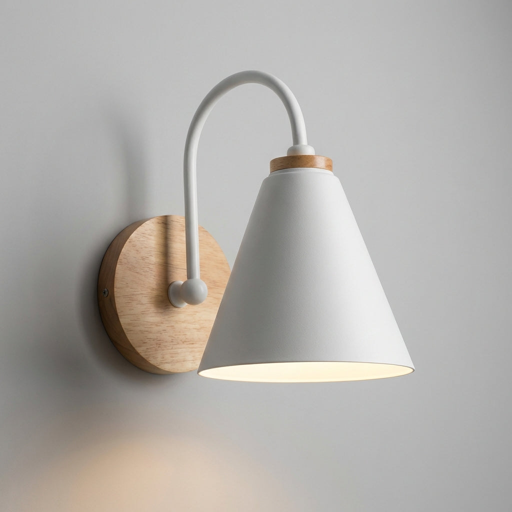 Minimalistische Wandleuchte mit nach unten gerichtetem Kegelschirm und Holzakzent