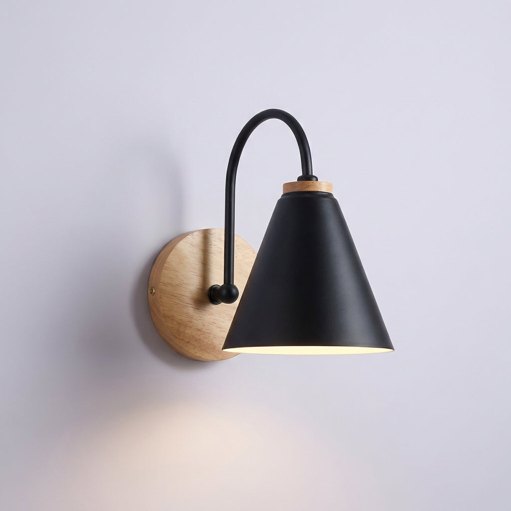 Minimalistische Wandleuchte mit nach unten gerichtetem Kegelschirm und Holzakzent