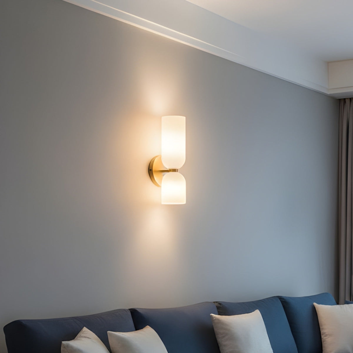 Skulpturale runde Wandleuchte mit zwei Glaszylindern, Diffusor und rundem Sockel