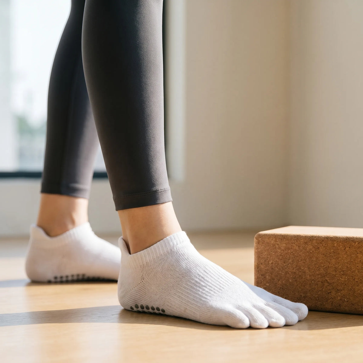 Yoga-tåsokker med lav skaft, ribkant og skridsikre prikker
