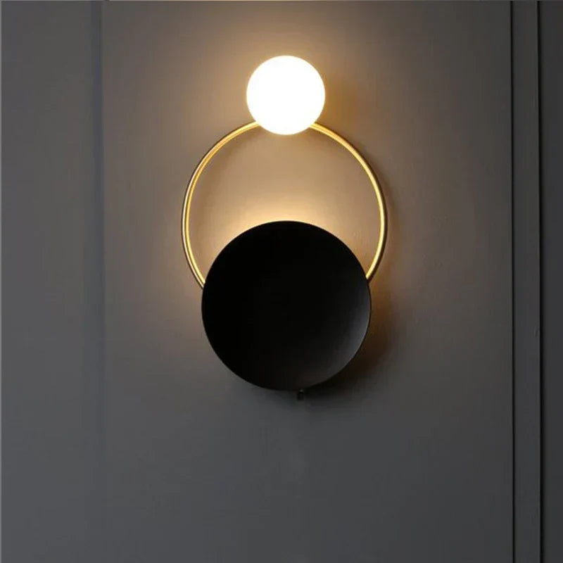 Skulpturale moderne Wandleuchte aus mattiertem Glas in Kugelform mit Halo-Effekt