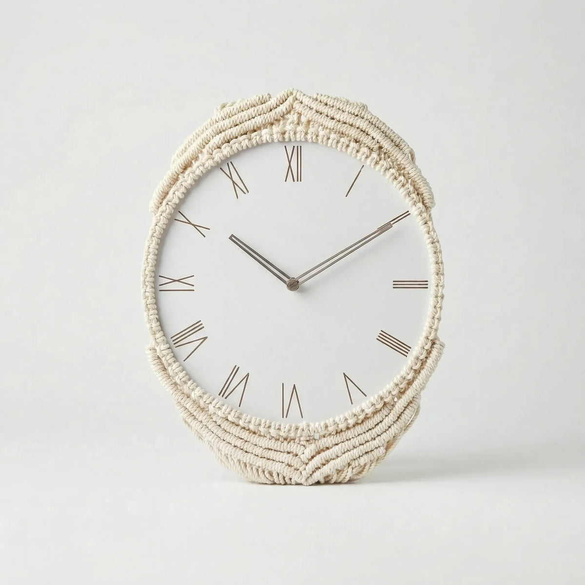 Handgewebte runde Analog-Wanduhr im Boho-Stil mit geknoteten Fransen