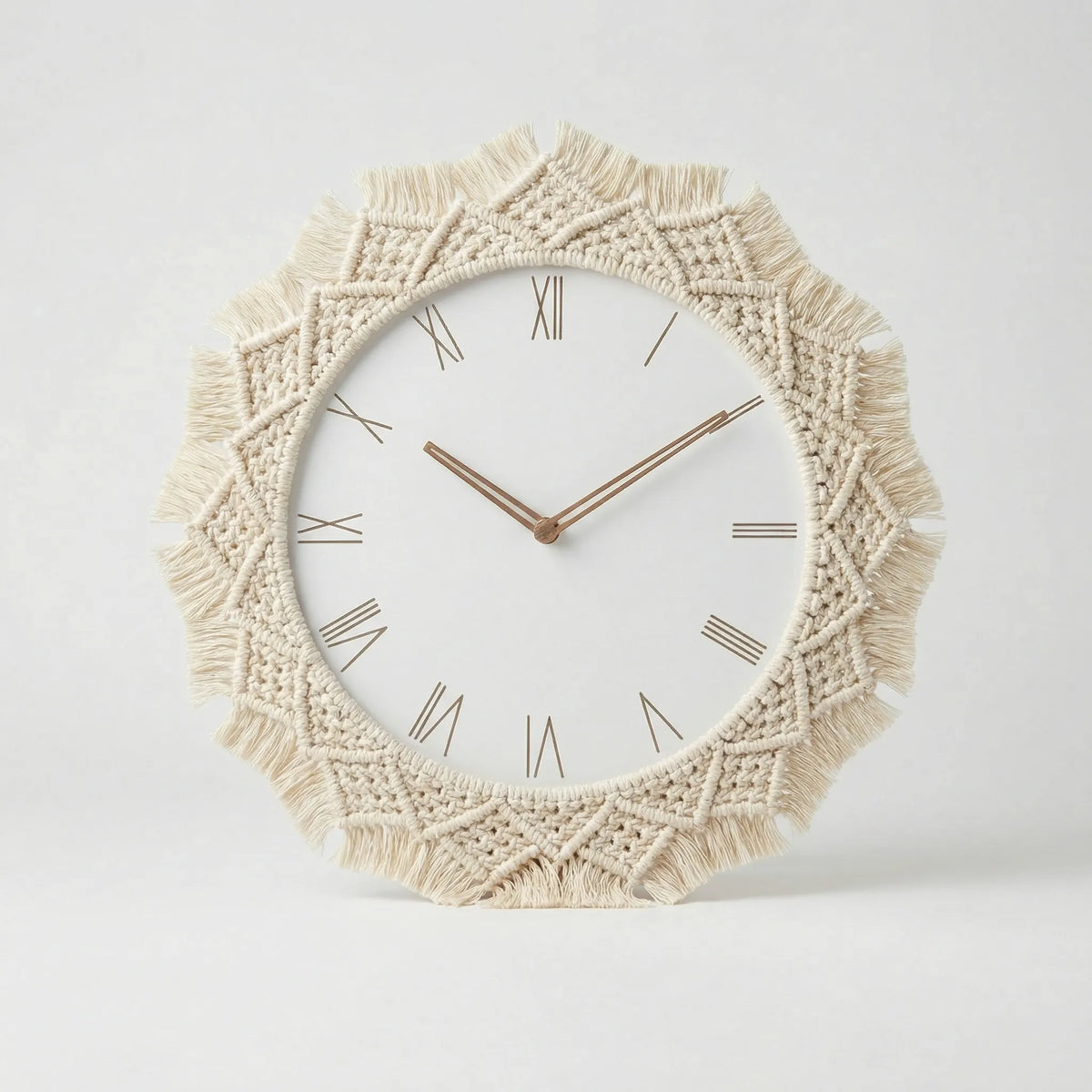 Handgewebte runde Analog-Wanduhr im Boho-Stil mit geknoteten Fransen